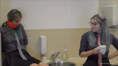 Εθισμένη / δεμένη και φιμωμένη / δεσποινίδα σε κίνδυνο